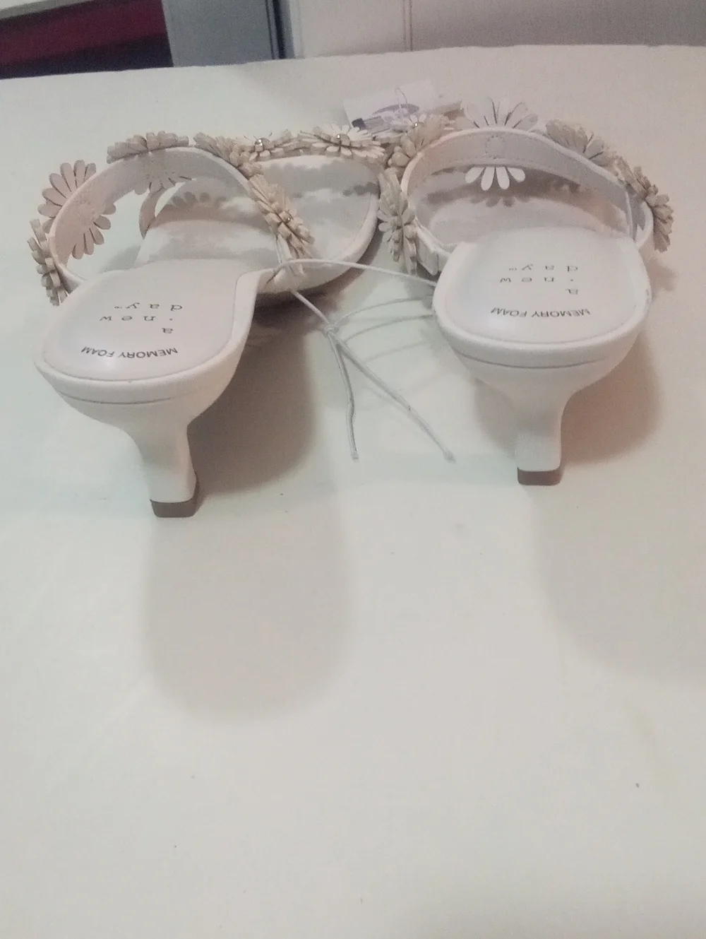 a new day Cream Floral Daisy Slide Sandals Sz 6 1/2 NWT $45 Dalia